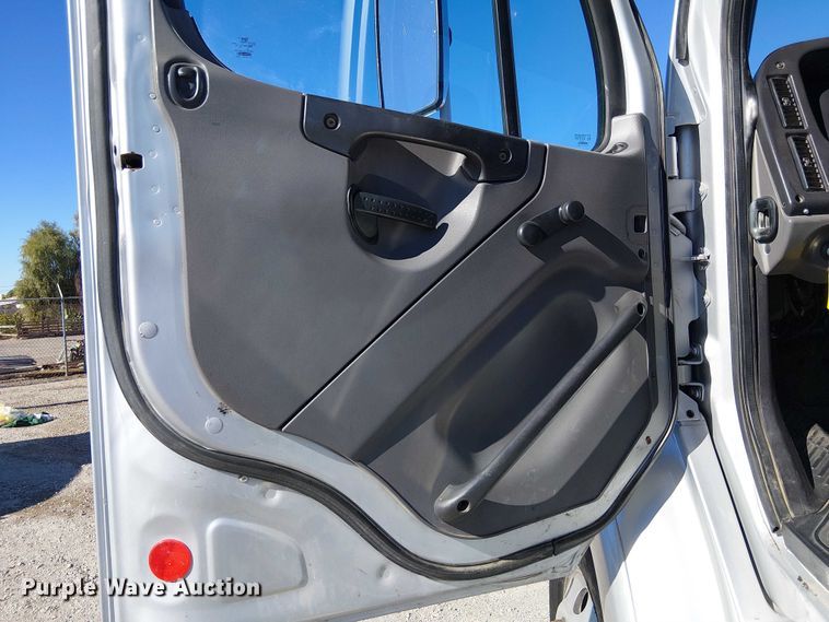 image for item EE5048 2011 Freightliner Business Class M2 semi truck