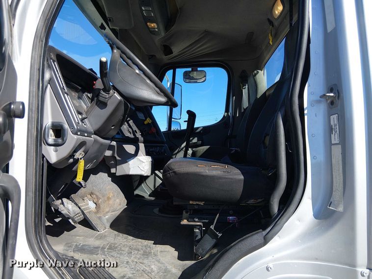 image for item EE5048 2011 Freightliner Business Class M2 semi truck