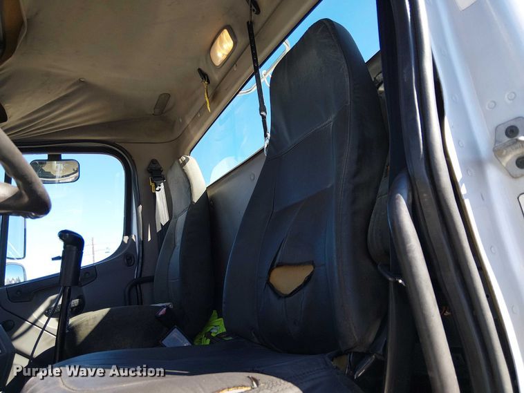 image for item EE5048 2011 Freightliner Business Class M2 semi truck