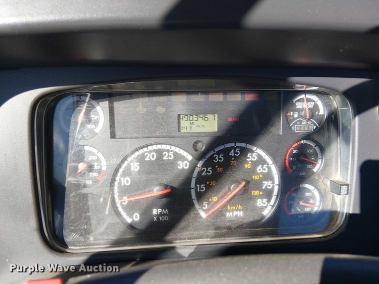 image for item EE5048 2011 Freightliner Business Class M2 semi truck