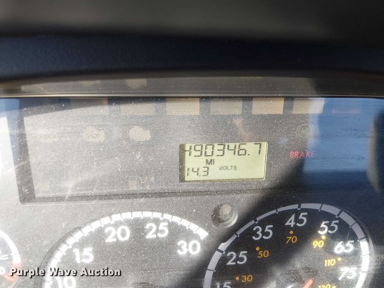 image for item EE5048 2011 Freightliner Business Class M2 semi truck