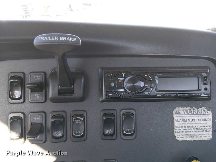 image for item EE5048 2011 Freightliner Business Class M2 semi truck