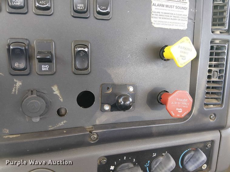 image for item EE5048 2011 Freightliner Business Class M2 semi truck