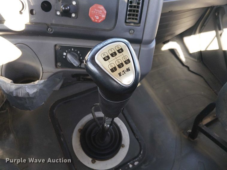 image for item EE5048 2011 Freightliner Business Class M2 semi truck