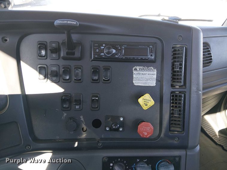 image for item EE5048 2011 Freightliner Business Class M2 semi truck