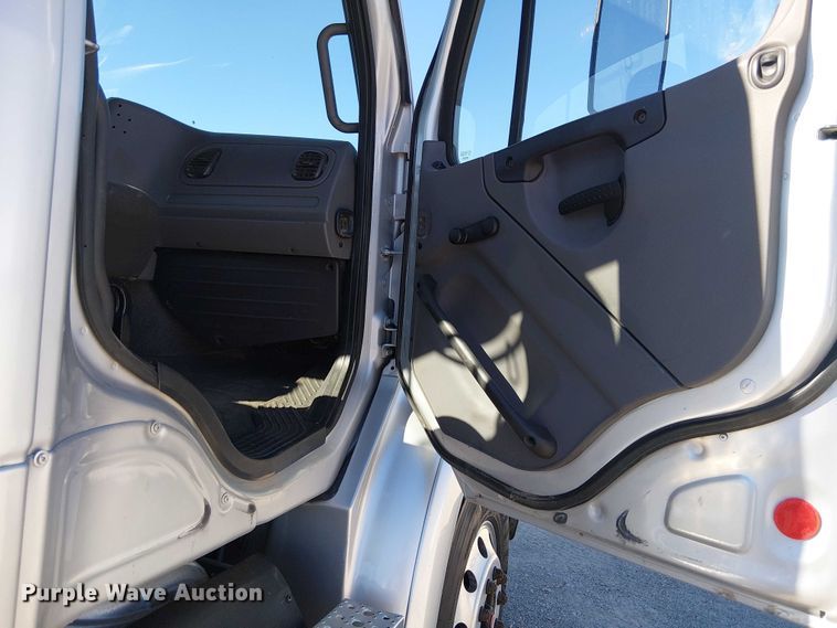 image for item EE5048 2011 Freightliner Business Class M2 semi truck