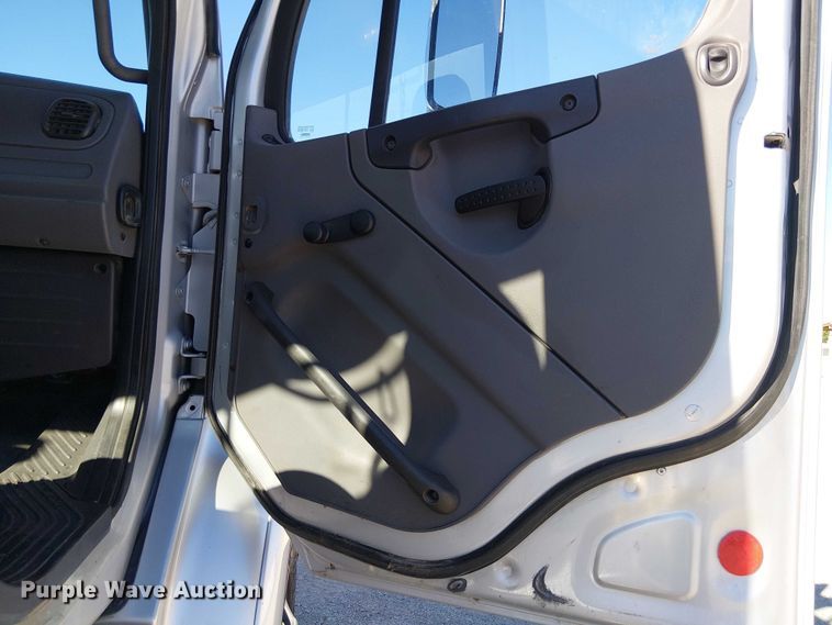 image for item EE5048 2011 Freightliner Business Class M2 semi truck