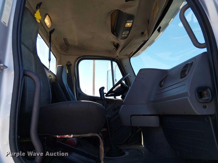 image for item EE5048 2011 Freightliner Business Class M2 semi truck