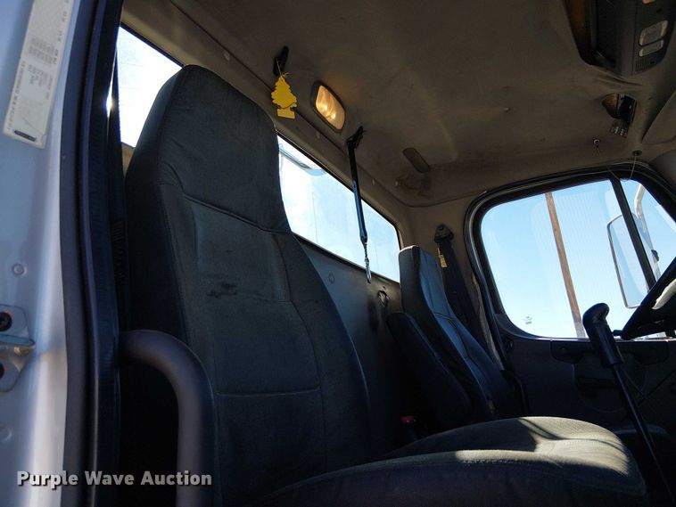 image for item EE5048 2011 Freightliner Business Class M2 semi truck