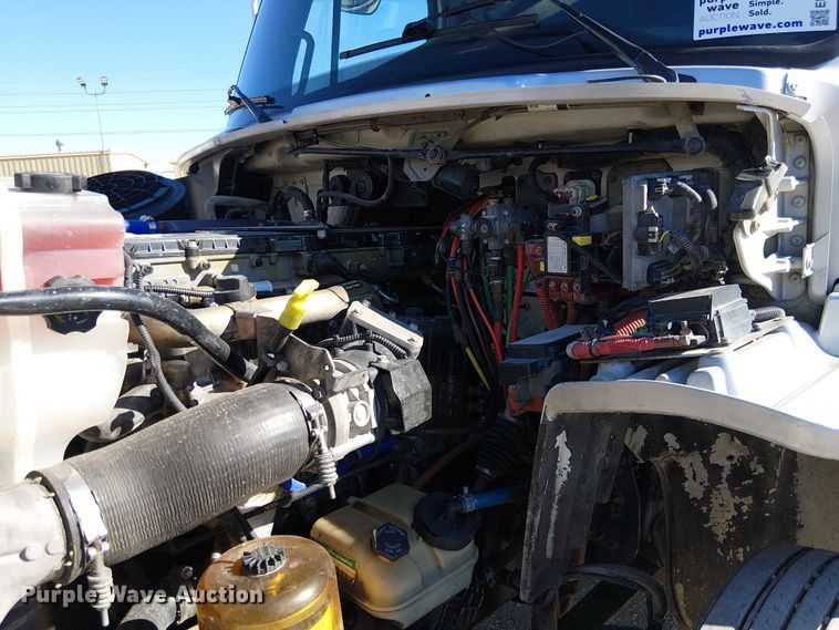 image for item EE5048 2011 Freightliner Business Class M2 semi truck