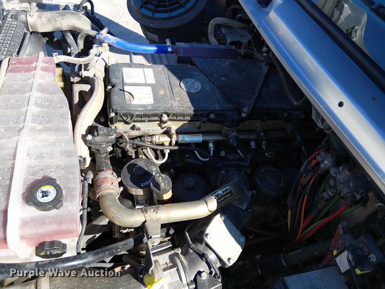 image for item EE5048 2011 Freightliner Business Class M2 semi truck