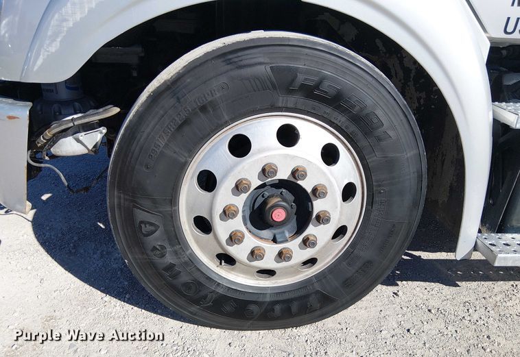 image for item EE5048 2011 Freightliner Business Class M2 semi truck