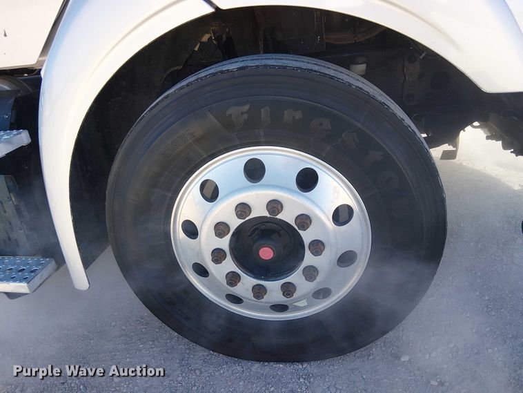 image for item EE5048 2011 Freightliner Business Class M2 semi truck