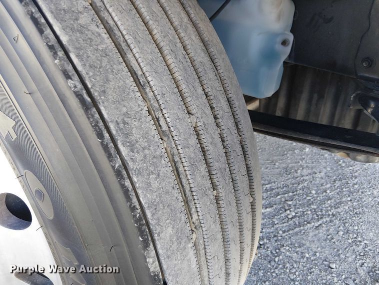 image for item EE5048 2011 Freightliner Business Class M2 semi truck