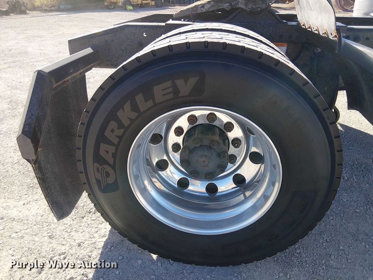 image for item EE5048 2011 Freightliner Business Class M2 semi truck