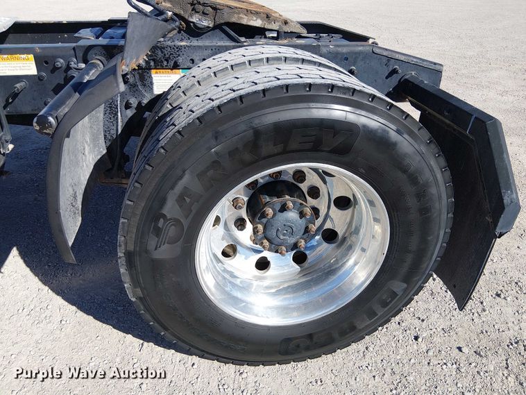 image for item EE5048 2011 Freightliner Business Class M2 semi truck