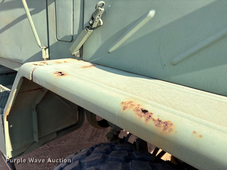 image for item EF6077 1992 BMY M931A2 semi truck