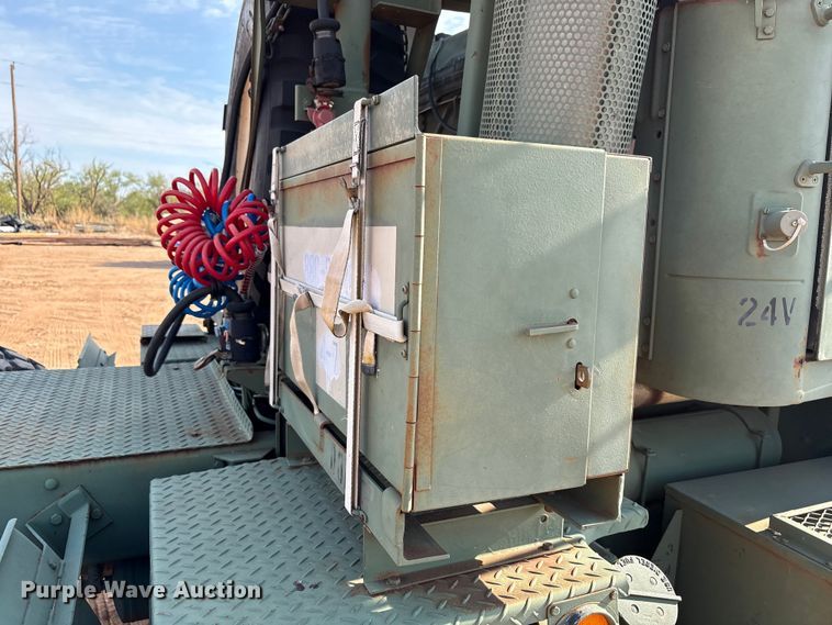 image for item EF6077 1992 BMY M931A2 semi truck