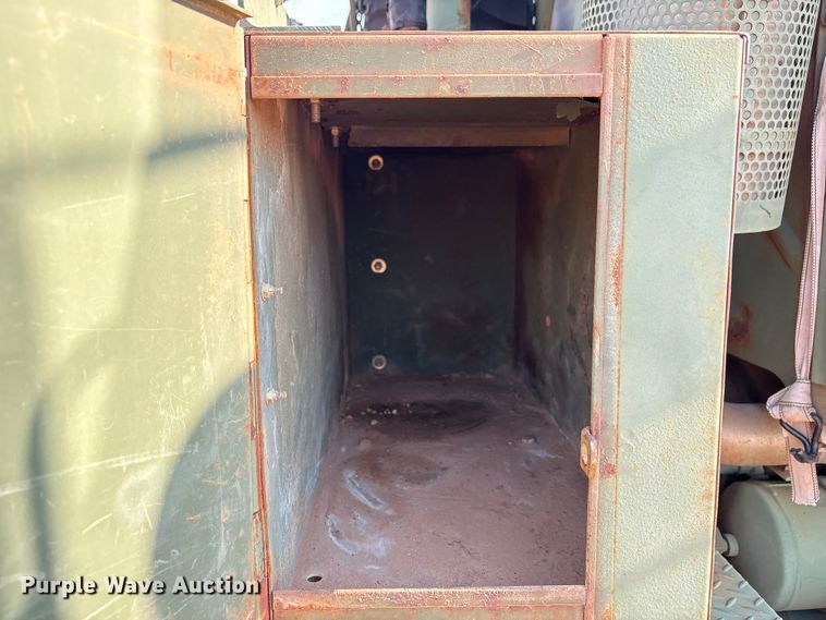 image for item EF6077 1992 BMY M931A2 semi truck