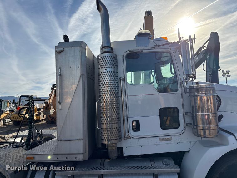image for item EF6085 2007 Kenworth T8 Series semi truck