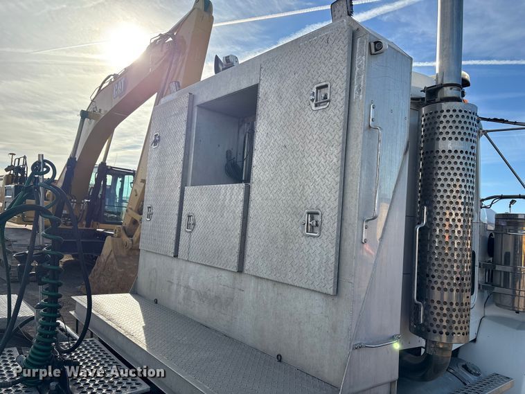 image for item EF6085 2007 Kenworth T8 Series semi truck