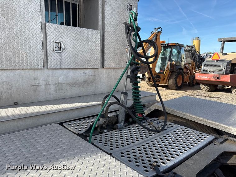 image for item EF6085 2007 Kenworth T8 Series semi truck