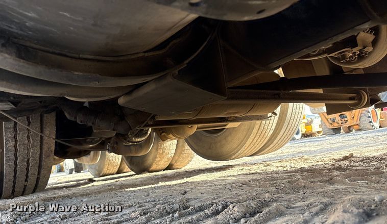 image for item EF6085 2007 Kenworth T8 Series semi truck