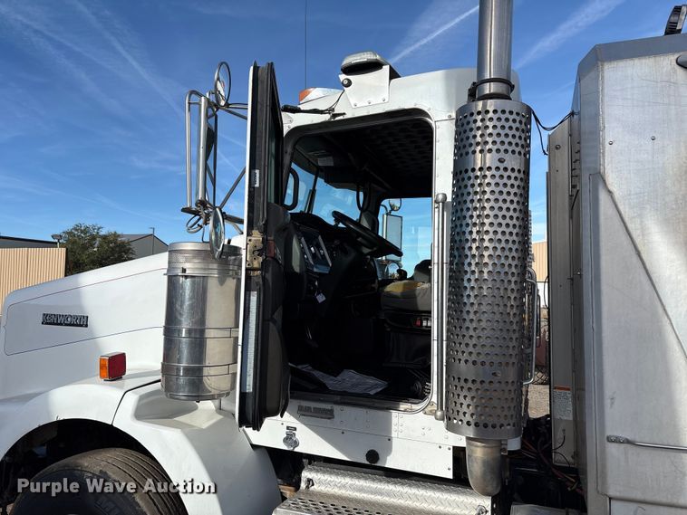 image for item EF6085 2007 Kenworth T8 Series semi truck