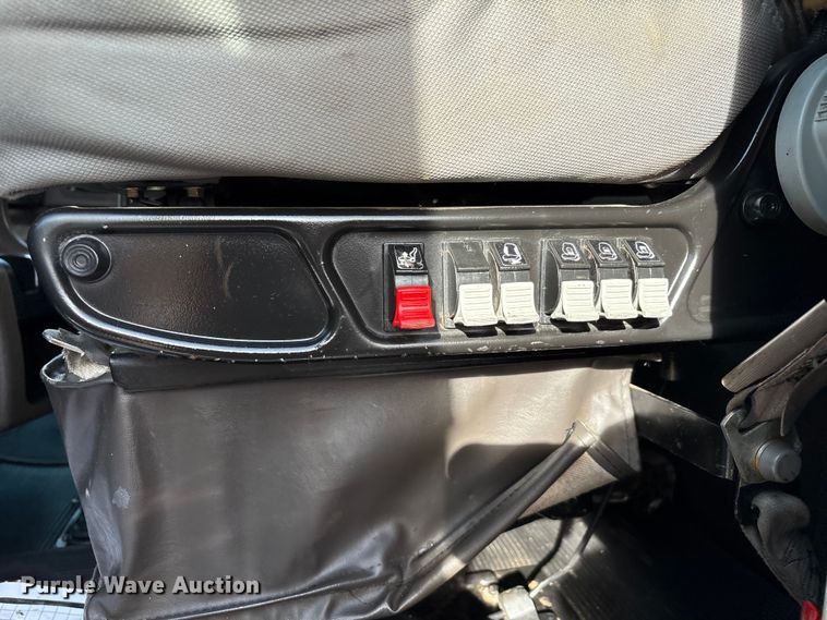 image for item EF6085 2007 Kenworth T8 Series semi truck