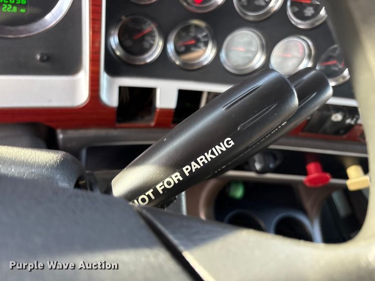 image for item EF6085 2007 Kenworth T8 Series semi truck