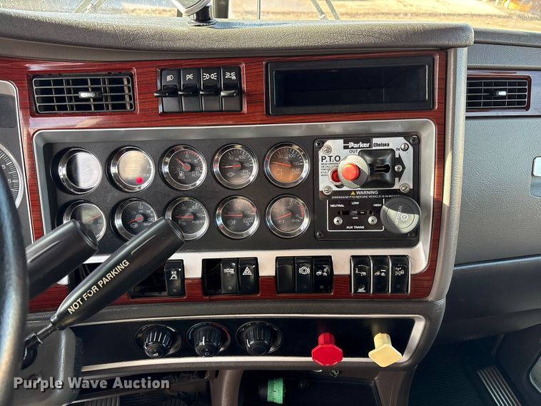 image for item EF6085 2007 Kenworth T8 Series semi truck