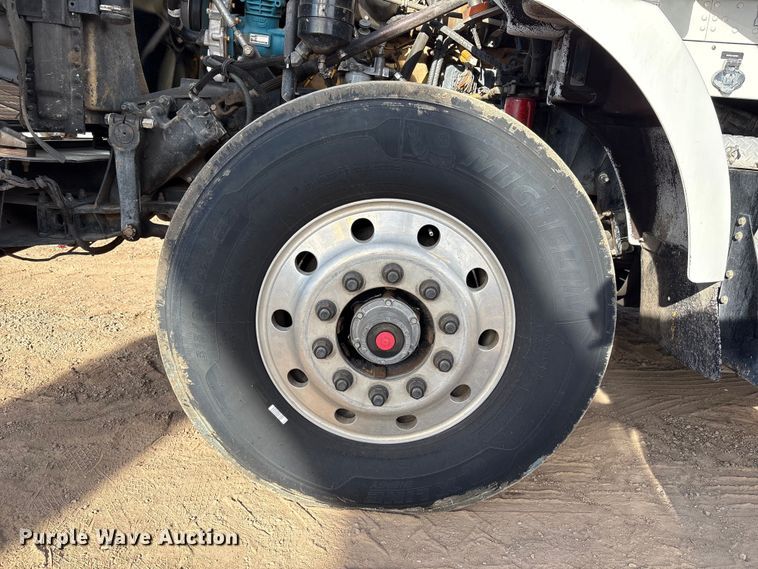 image for item EF6085 2007 Kenworth T8 Series semi truck