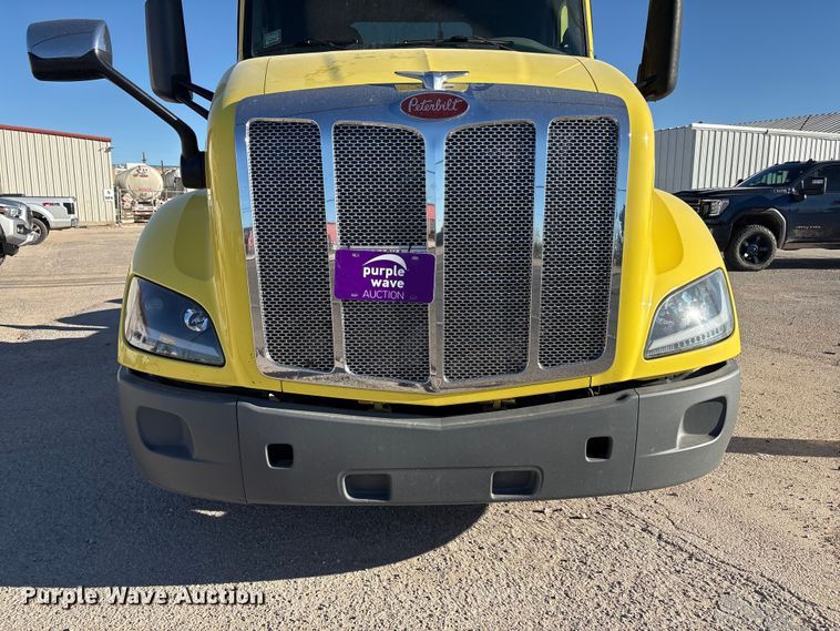 image for item EF6160 2018 Peterbilt 579 semi truck