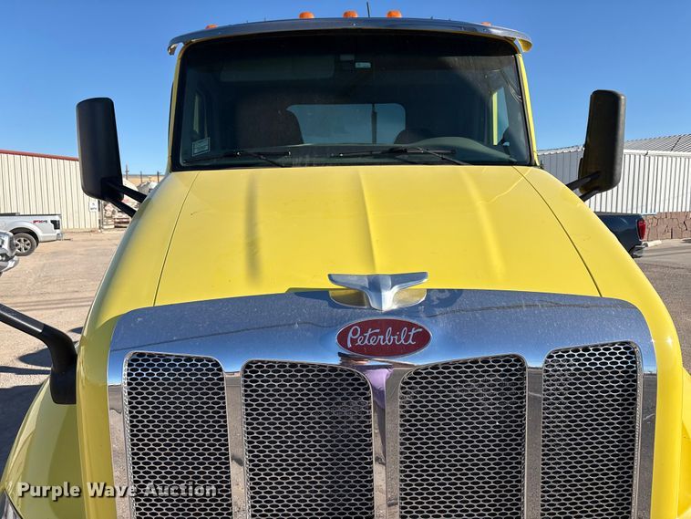 image for item EF6160 2018 Peterbilt 579 semi truck