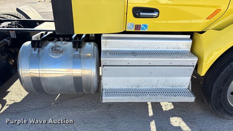 image for item EF6160 2018 Peterbilt 579 semi truck