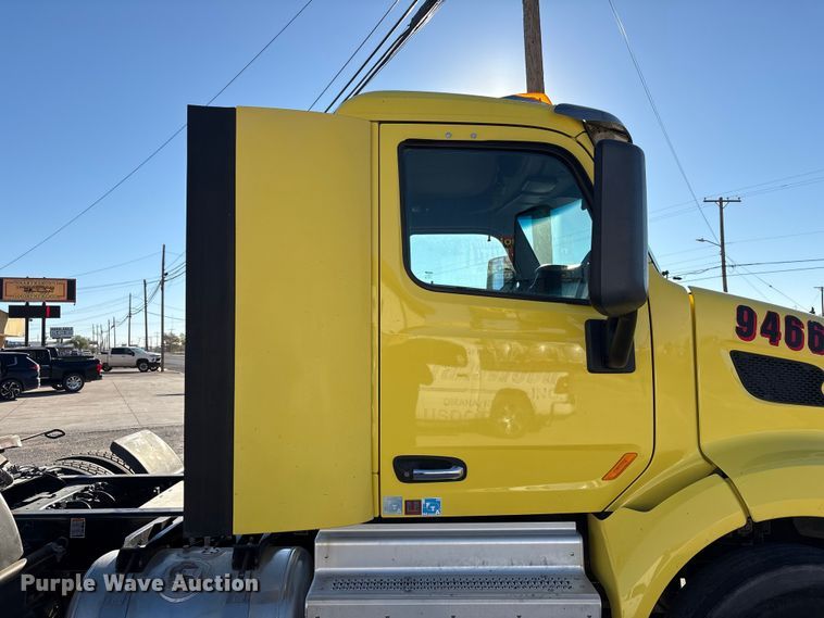 image for item EF6160 2018 Peterbilt 579 semi truck