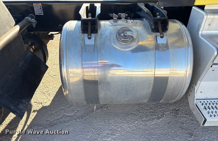 image for item EF6160 2018 Peterbilt 579 semi truck