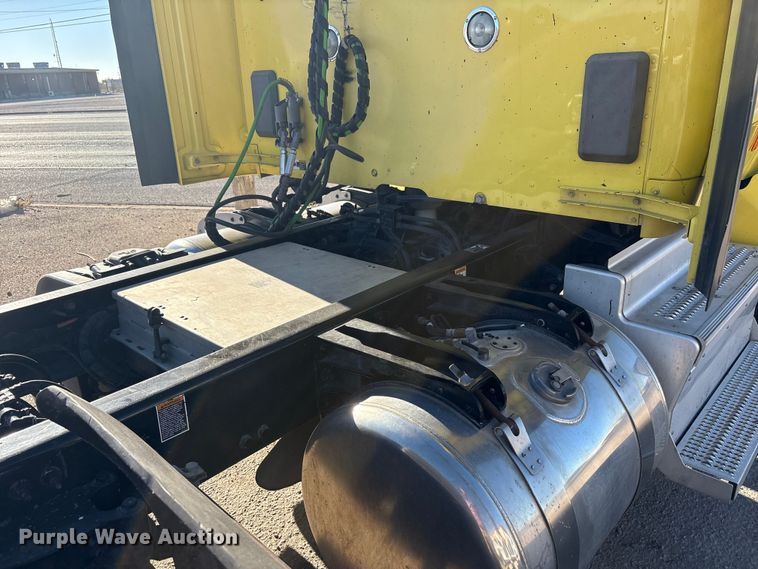 image for item EF6160 2018 Peterbilt 579 semi truck