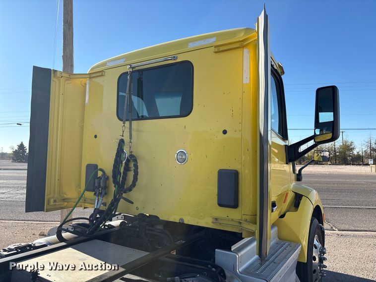 image for item EF6160 2018 Peterbilt 579 semi truck