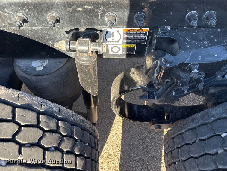 image for item EF6160 2018 Peterbilt 579 semi truck