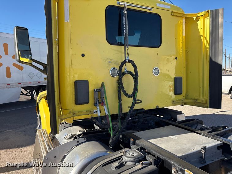 image for item EF6160 2018 Peterbilt 579 semi truck