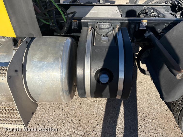 image for item EF6160 2018 Peterbilt 579 semi truck