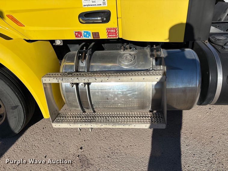 image for item EF6160 2018 Peterbilt 579 semi truck