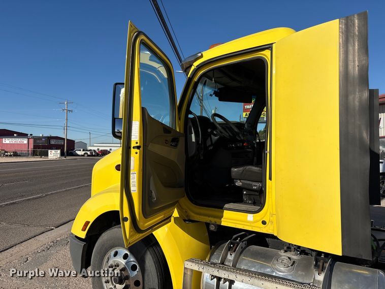 image for item EF6160 2018 Peterbilt 579 semi truck