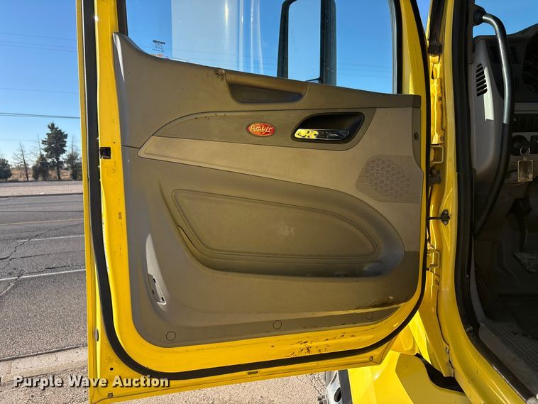 image for item EF6160 2018 Peterbilt 579 semi truck