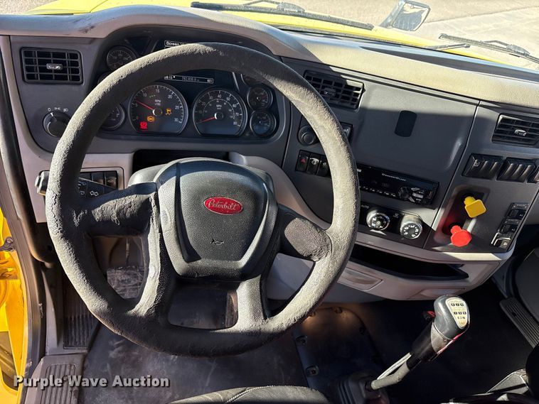 image for item EF6160 2018 Peterbilt 579 semi truck