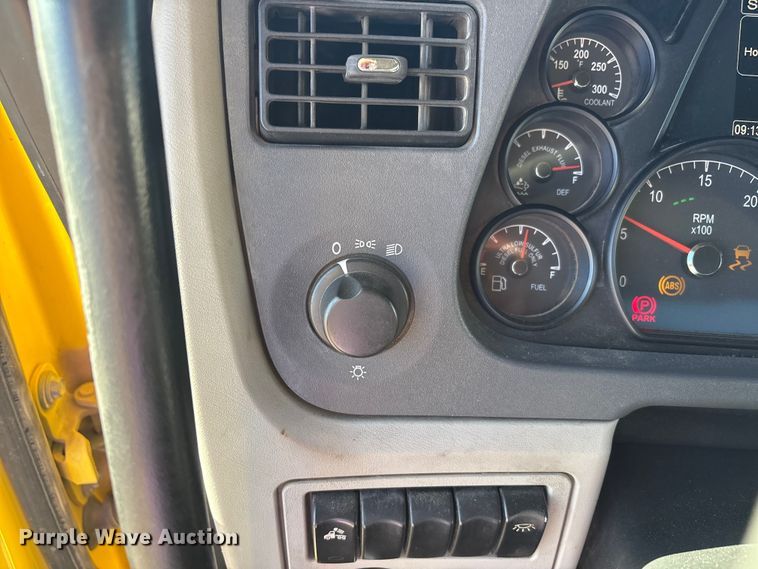 image for item EF6160 2018 Peterbilt 579 semi truck