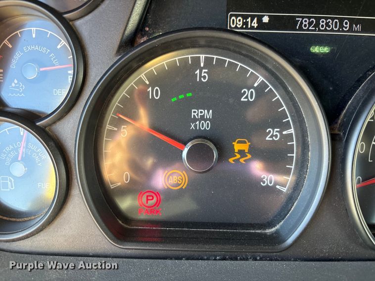 image for item EF6160 2018 Peterbilt 579 semi truck