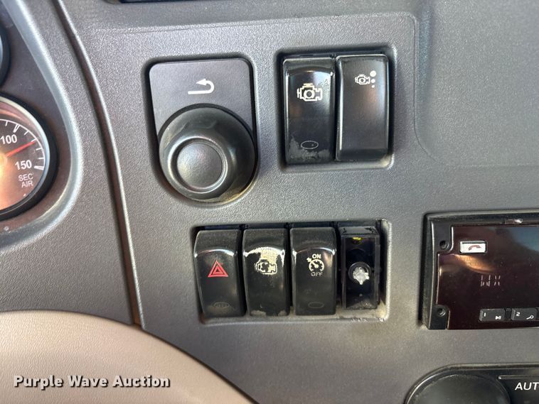 image for item EF6160 2018 Peterbilt 579 semi truck