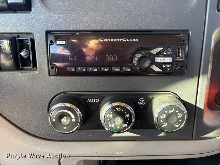 image for item EF6160 2018 Peterbilt 579 semi truck